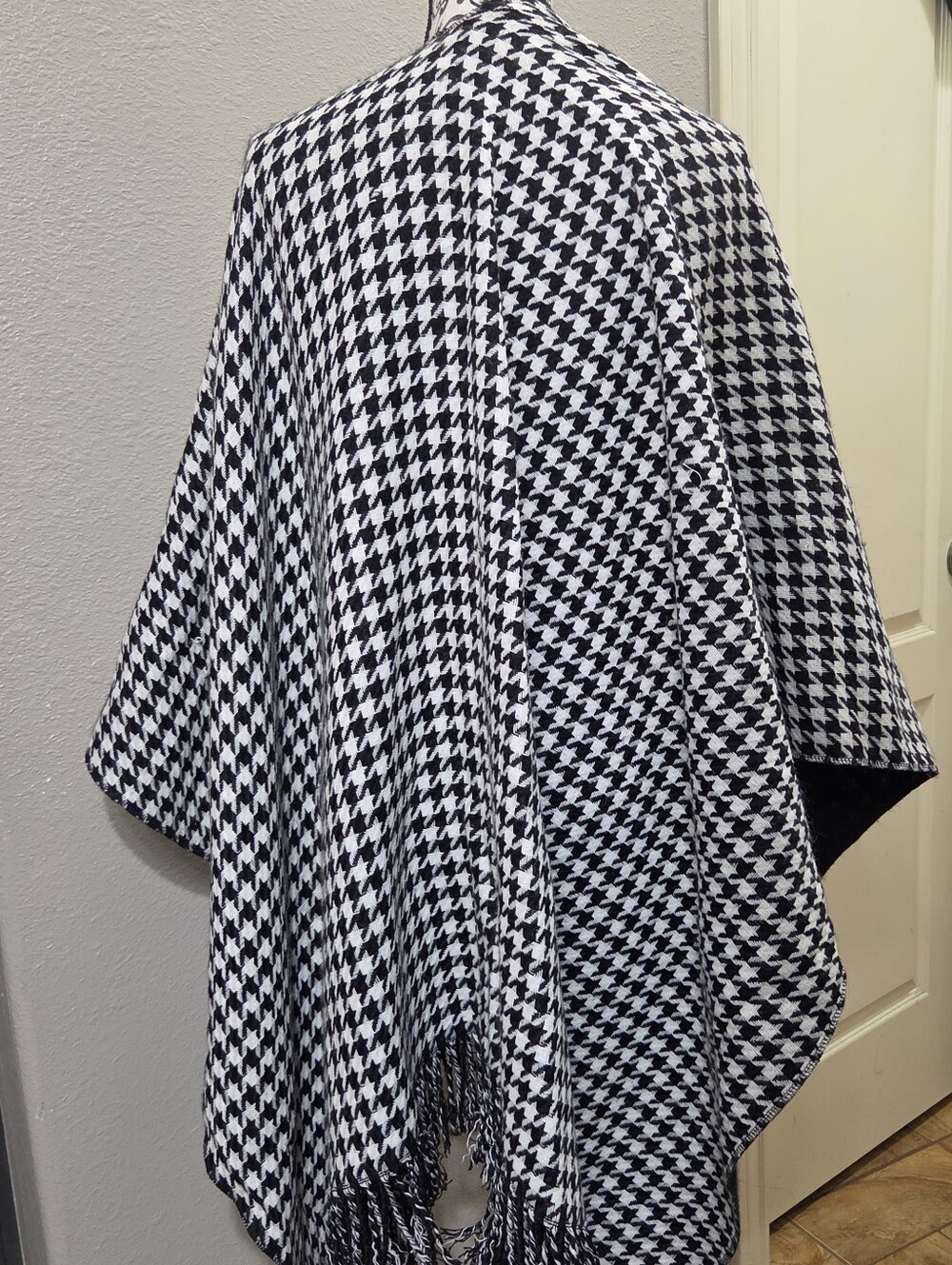 Black & White Houndstooth Poncho Wrap - Picture 6 of 6